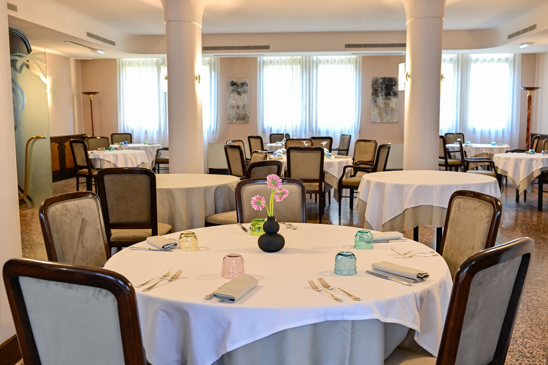 Sala ricevimenti apparecchiata per matrimonio