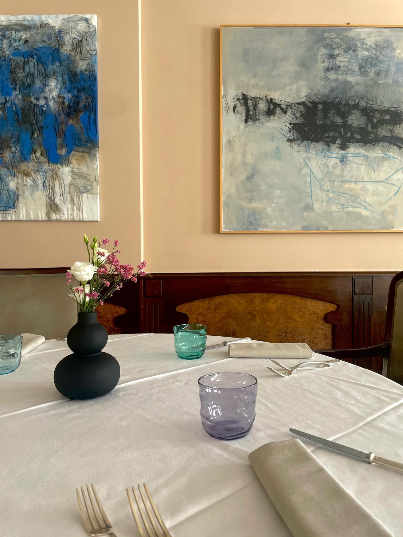 Tavolo apparecchiato nella sala del ristorante