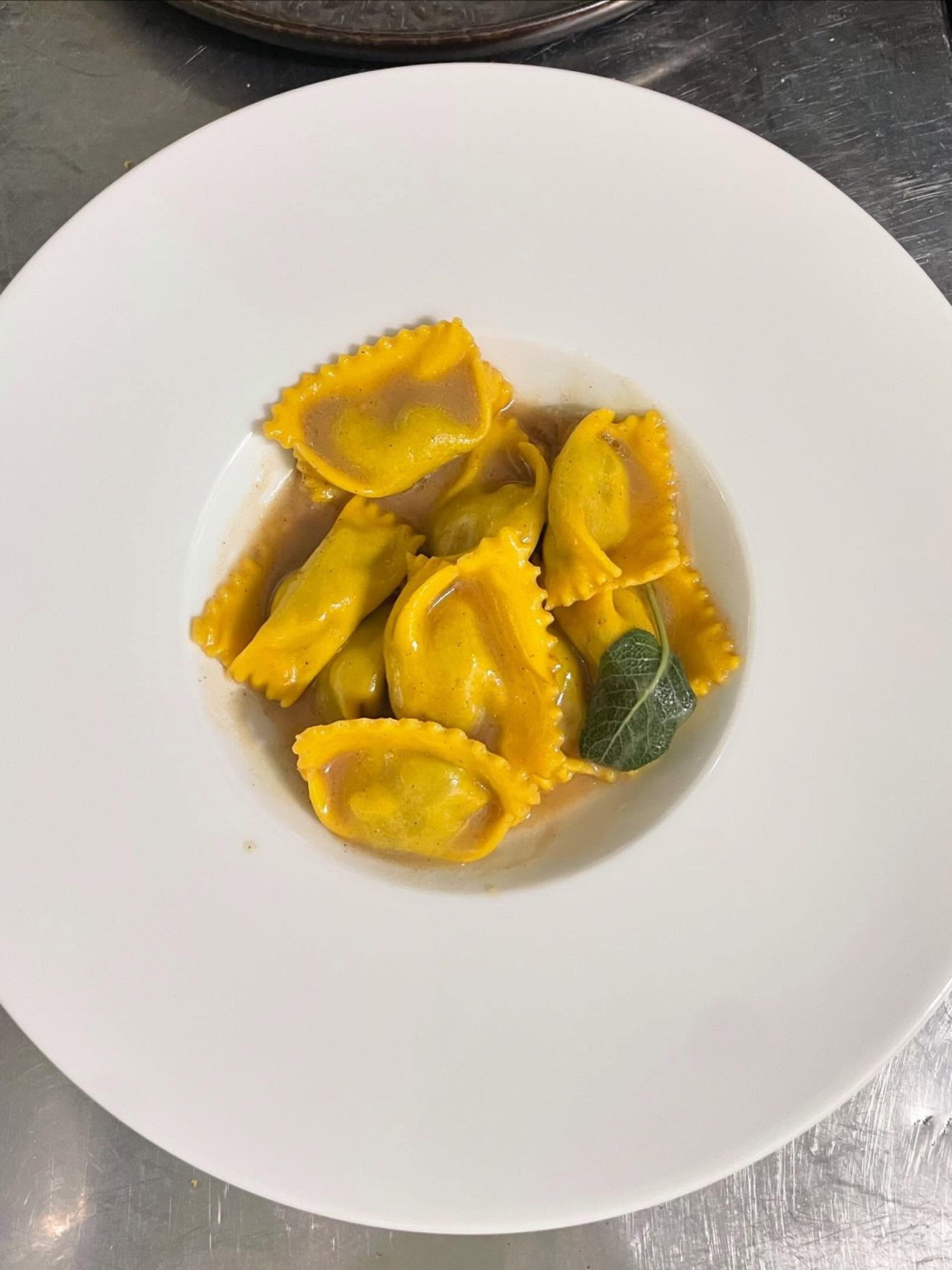 Ravioli fatti in casa con burro e salvia