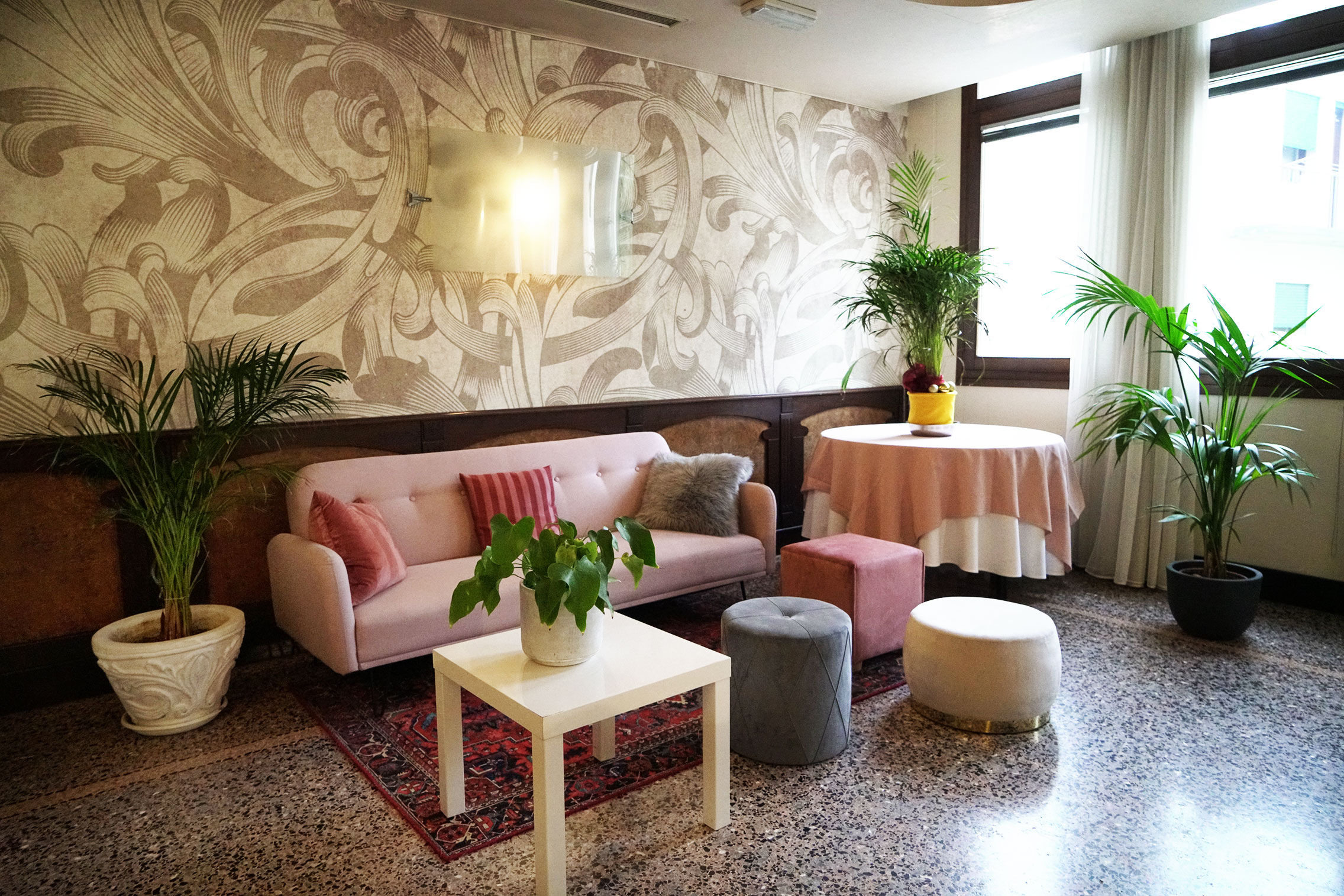 Sala con colonne in stile classico